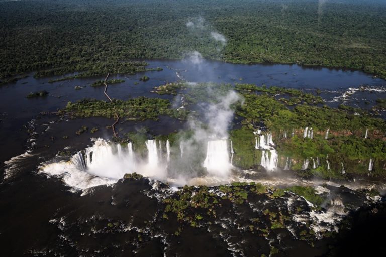 Cataratas del Iguazú vista desde el cielo